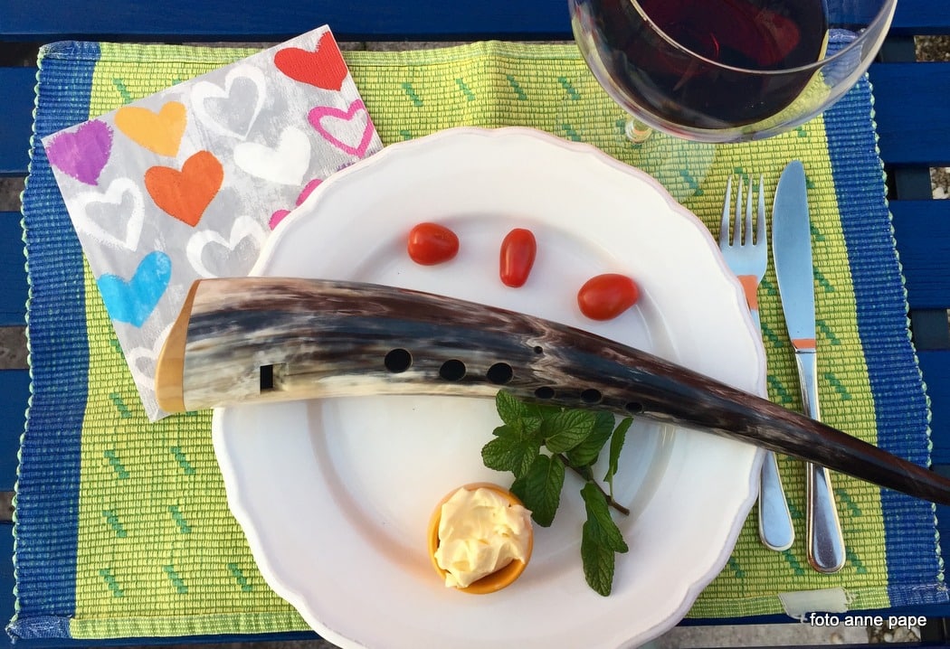 Gemshorn, spaßig dekoriert auf Teller mit Butter und Tomaten